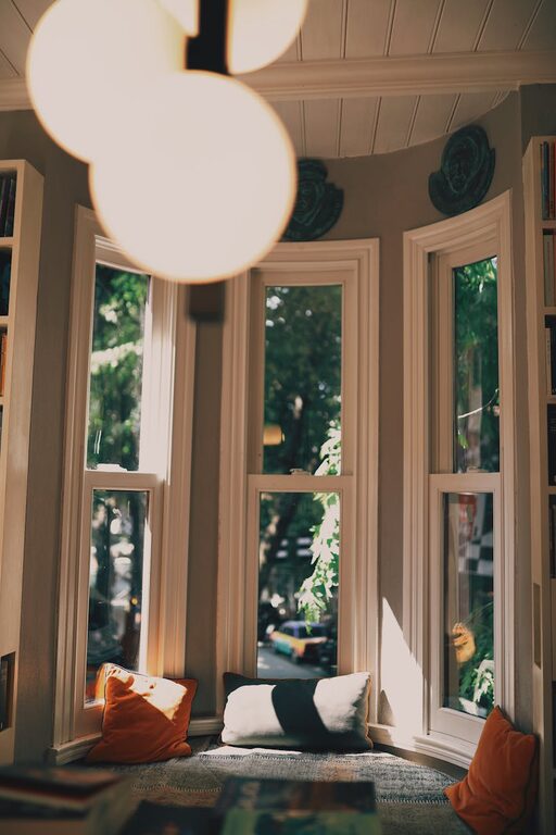 Cum să creezi un colțișor de lectură confortabil acasă pentru relaxare